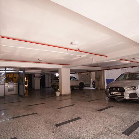 Hotel Leo Saffron Delhi  Exteriör bild