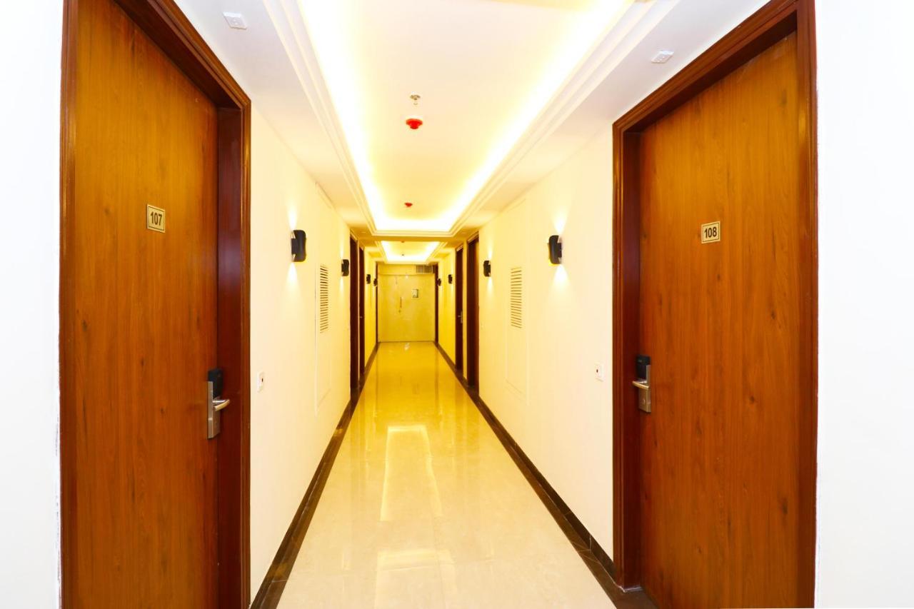 Hotel Leo Saffron Delhi  Exteriör bild
