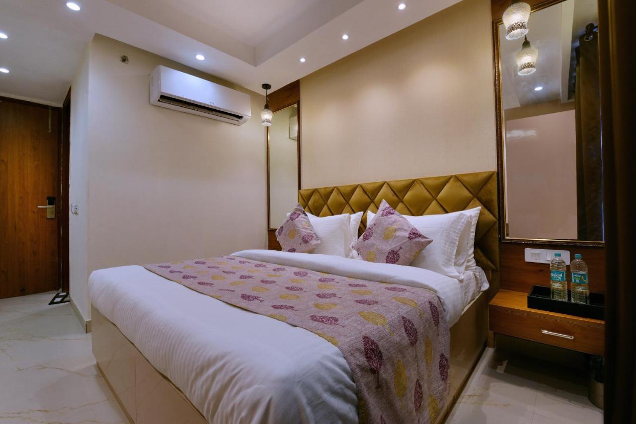 Hotel Leo Saffron Delhi  Exteriör bild