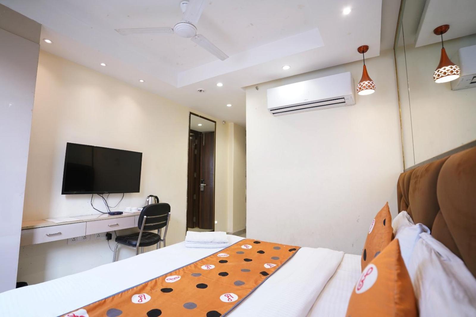 Hotel Leo Saffron Delhi  Exteriör bild