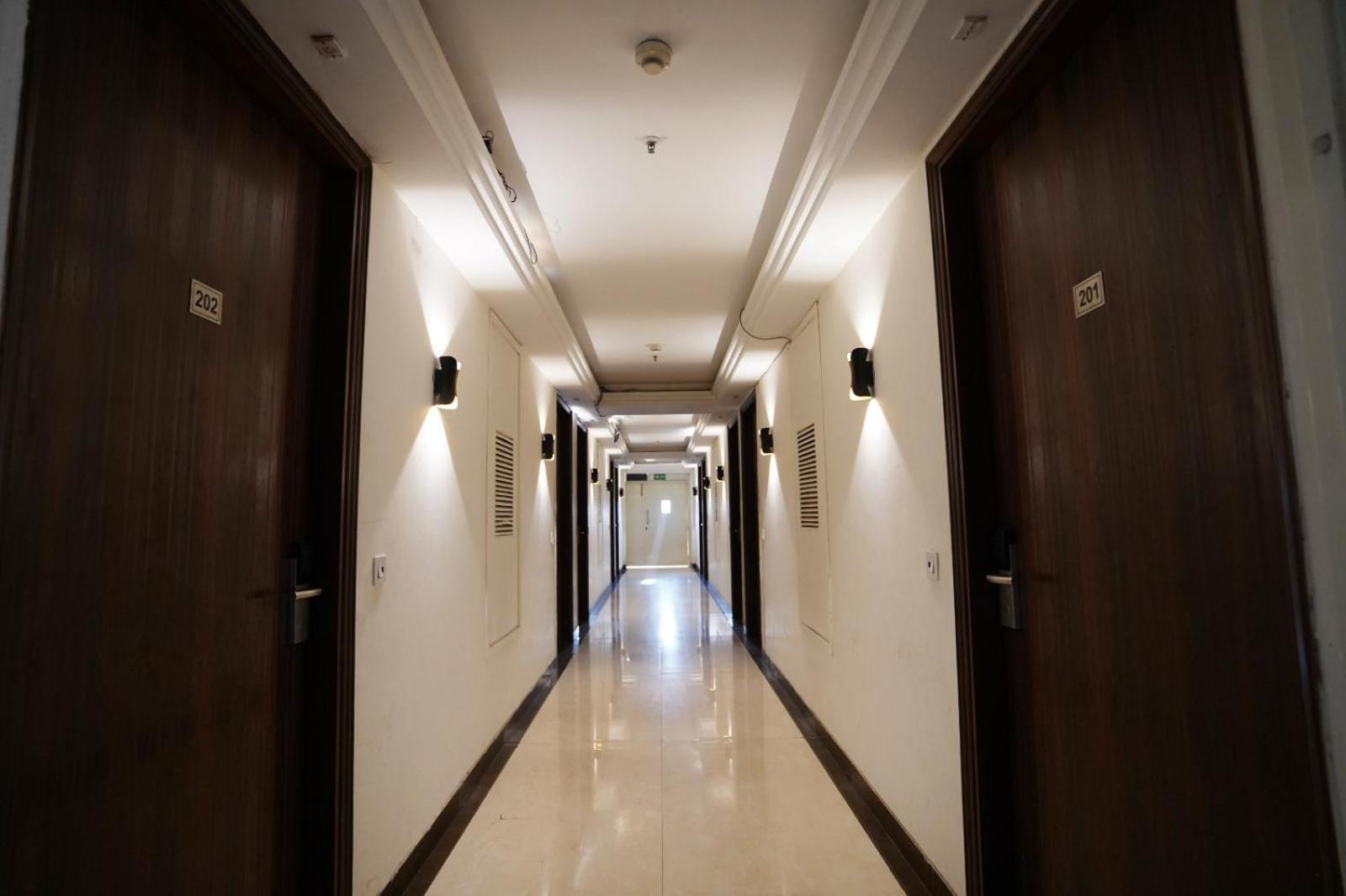 Hotel Leo Saffron Delhi  Exteriör bild