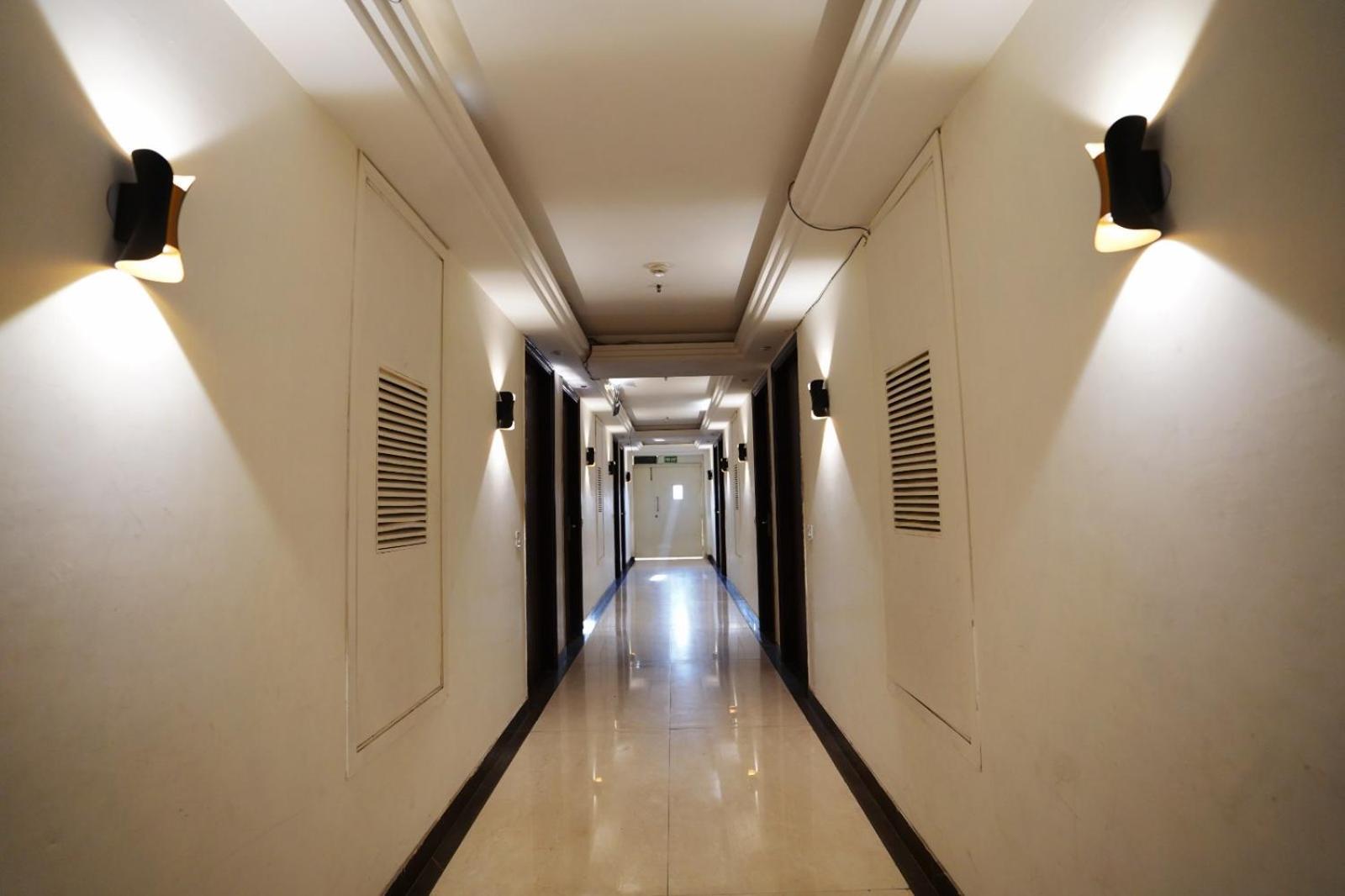 Hotel Leo Saffron Delhi  Exteriör bild