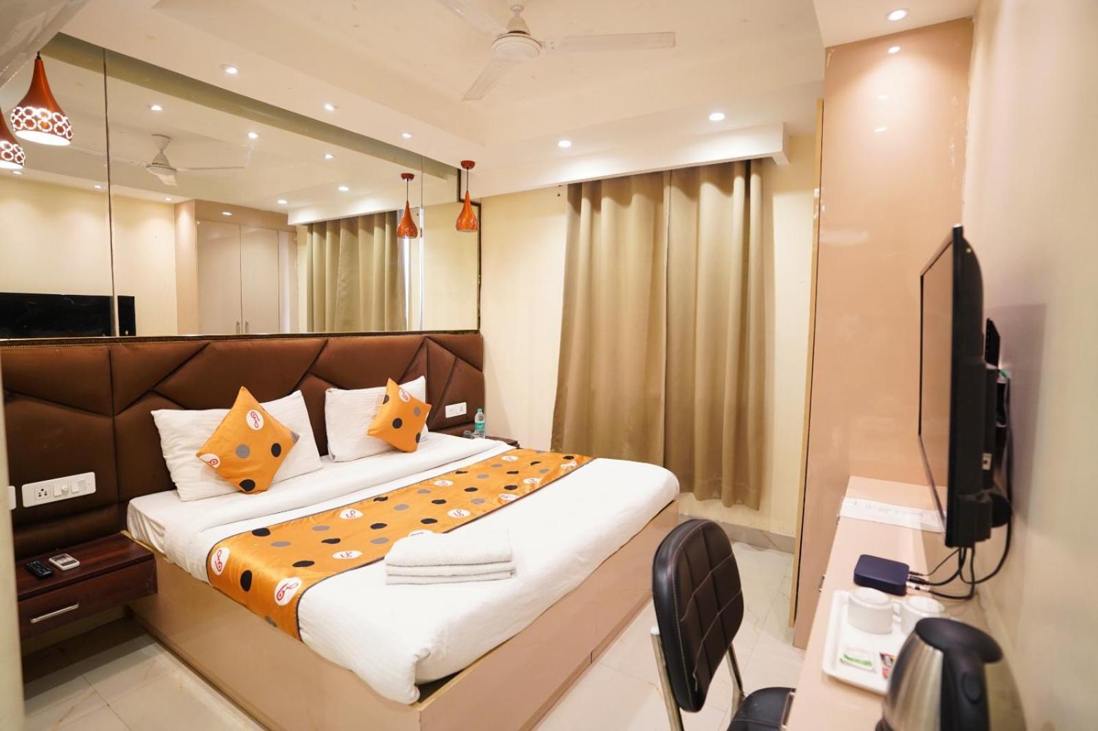 Hotel Leo Saffron Delhi  Exteriör bild
