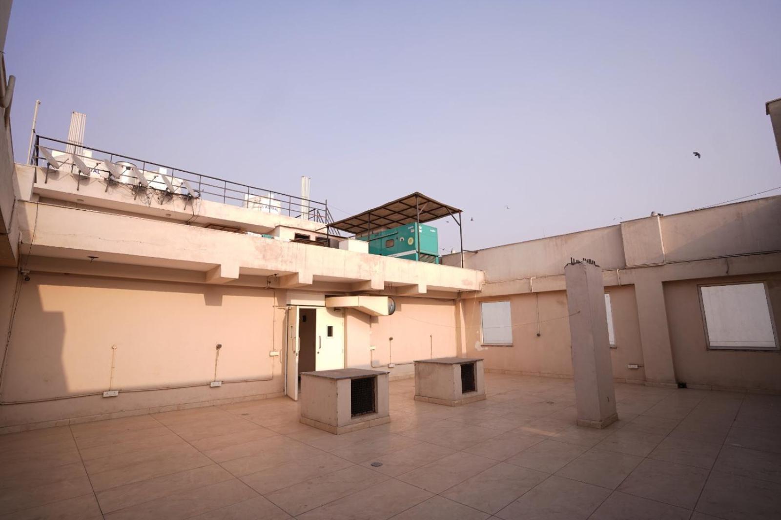 Hotel Leo Saffron Delhi  Exteriör bild