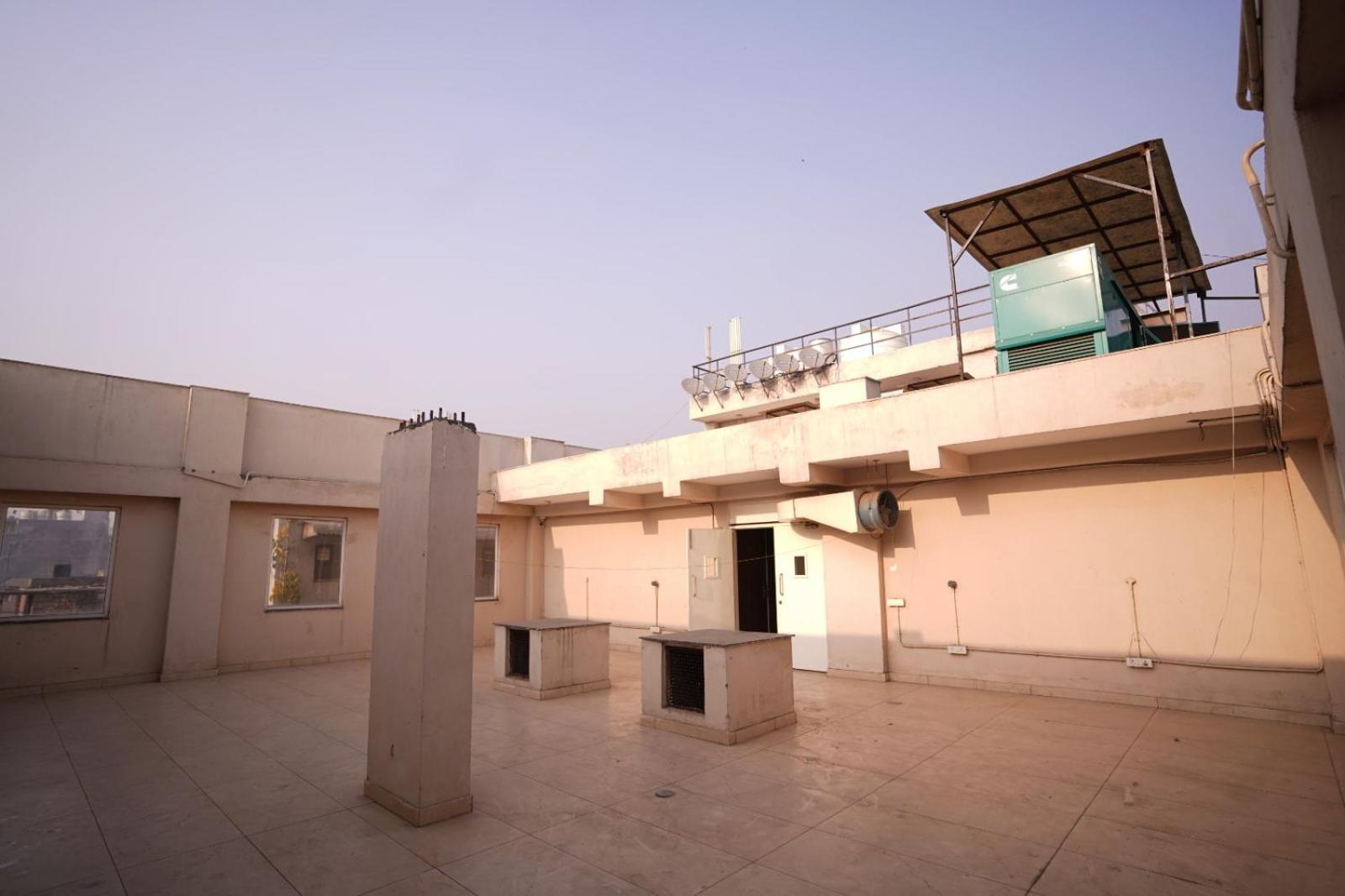 Hotel Leo Saffron Delhi  Exteriör bild