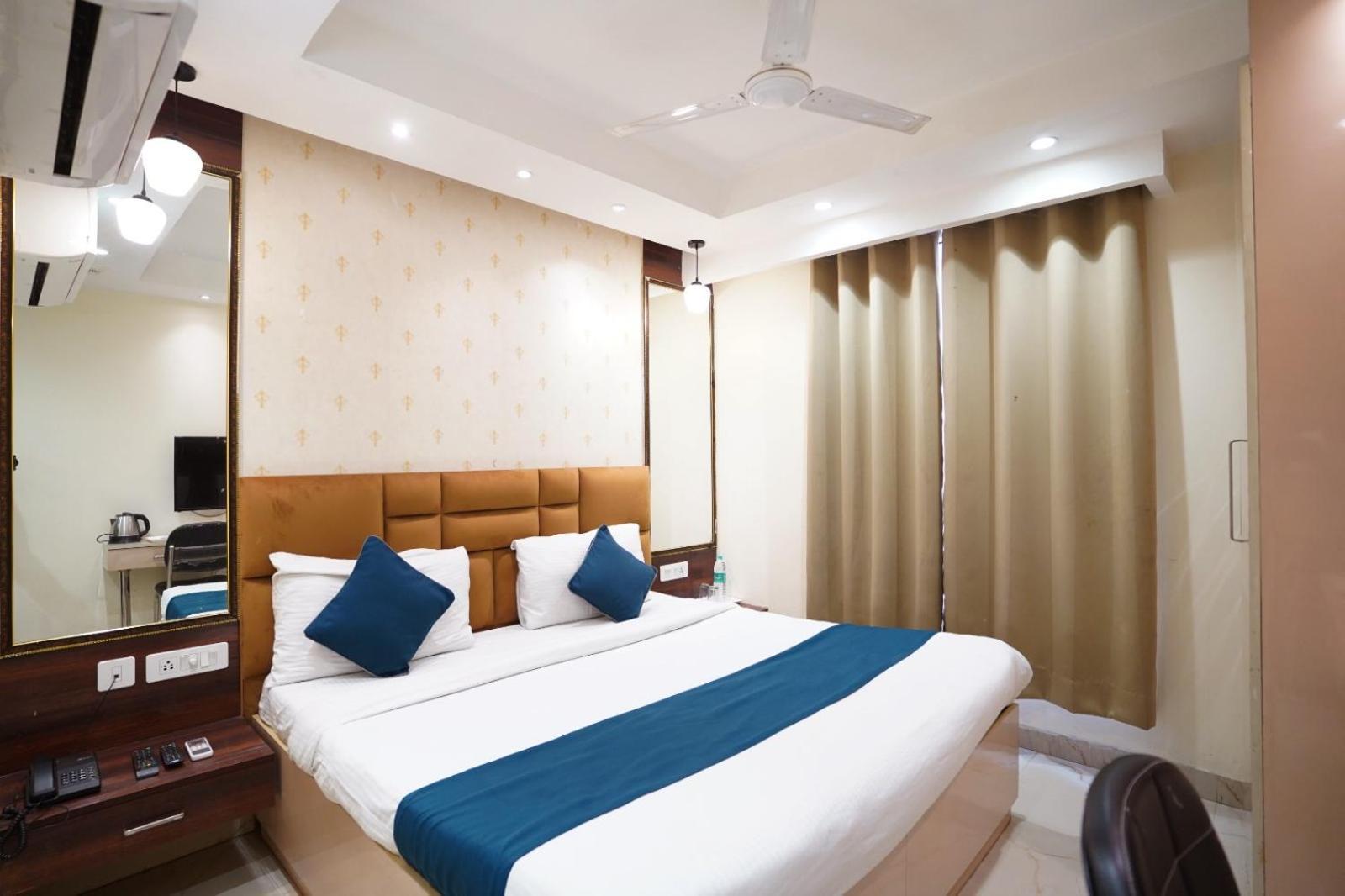Hotel Leo Saffron Delhi  Exteriör bild