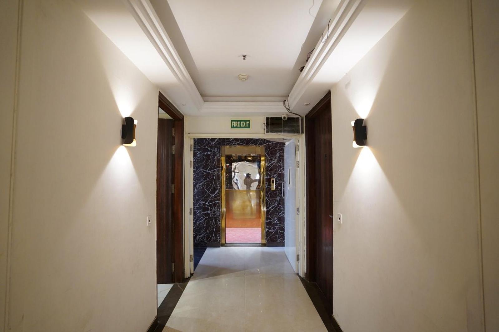 Hotel Leo Saffron Delhi  Exteriör bild