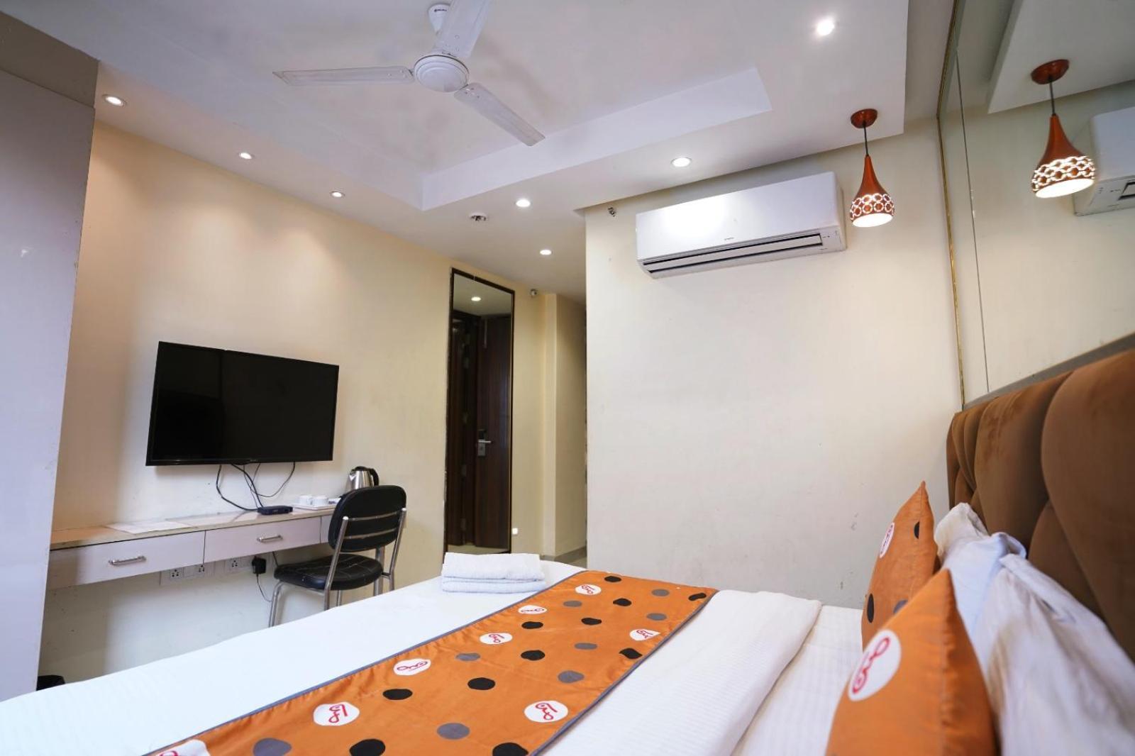 Hotel Leo Saffron Delhi  Exteriör bild