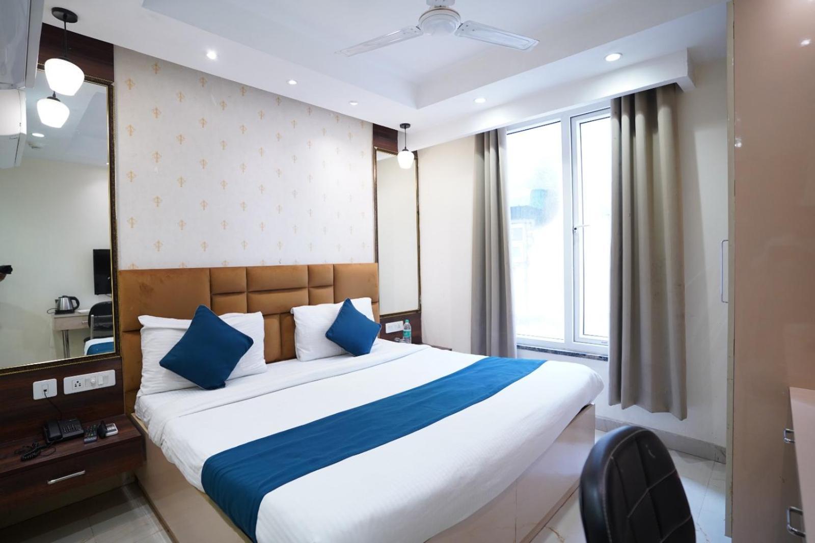 Hotel Leo Saffron Delhi  Exteriör bild