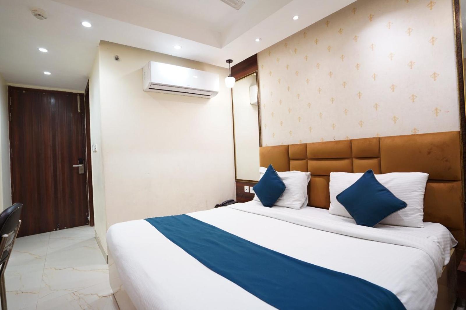 Hotel Leo Saffron Delhi  Exteriör bild