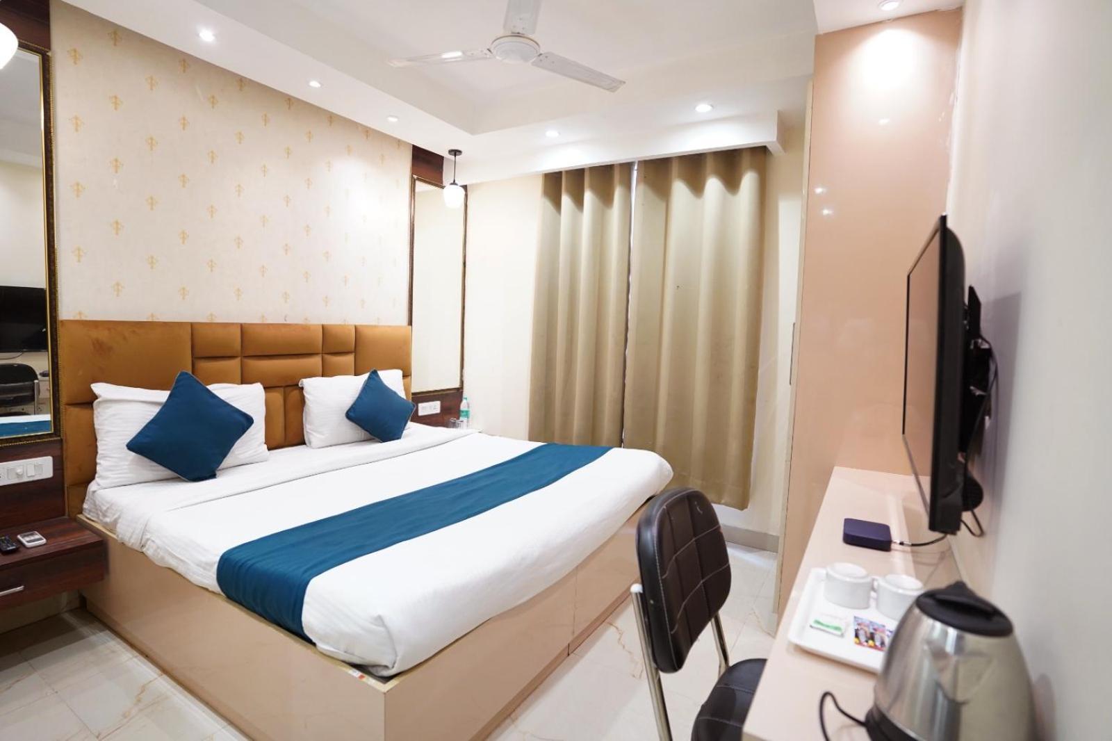 Hotel Leo Saffron Delhi  Exteriör bild